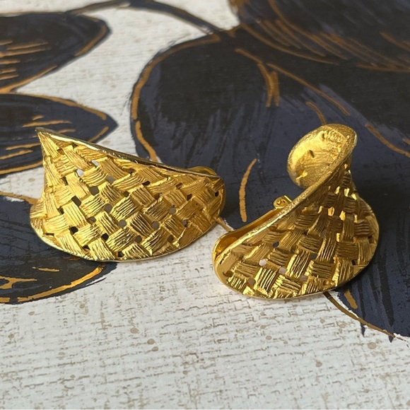 Elegant Gold Woven Earrings - Picture 4 of 11
